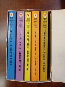 georgette heyer paperback lot 1967 5 books and cardboard case - Foto 1 di 7