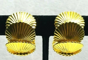 Orecchini Vintage DELILLO Clip Cerchio Placca Oro Con Disegno Conchiglia Firmati - Foto 1 di 5
