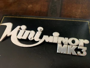 🔴 MINI MINOR MK3 Stemma emblema scritta logo targhetta auto metallo - Imagen 1 de 6