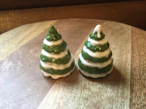 Christmas Tree with Snow Salt and Pepper Shakers Ceramic VTG - Picture 1 of 2