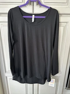 LuLaRoe Lynnae Top Medium Solid Black Tee Long Sleeve High Low Tunic Scoop Neck - Imagen 1 de 3