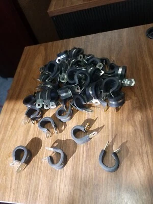 Abrazaderas de manguera aisladas de goma de 50 3/4 pulgadas.  Foto 1 de 3