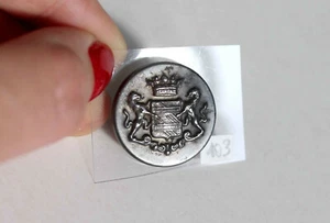 BOUTON UNIFORME MILITAIRE DE LIVRÉE ARMOIRIE - LION RAMPANT COURONNE - 22mm RARE - Picture 1 of 2