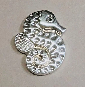 Realistischer Seepferdchen weißer Metallknopf, Neu mit Etikett Medium - Bild 1 von 2