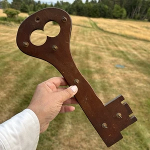 Vintage Wood Key Shaped Key Holder Rack 6 Hooks Plus Wall Hangers 13" - Picture 1 of 11