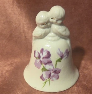 Vintage handbemalte Porzellan Glocke - lila Blumen mit zwei Vögeln 2,5" hoch - Bild 1 von 6