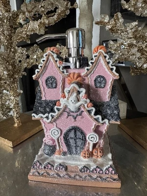 "Dispensador de jabón para casa embrujada de pan de jengibre rosa brillante de Halloween de 8"" de alto nuevo con etiquetas" Foto 1 de 4