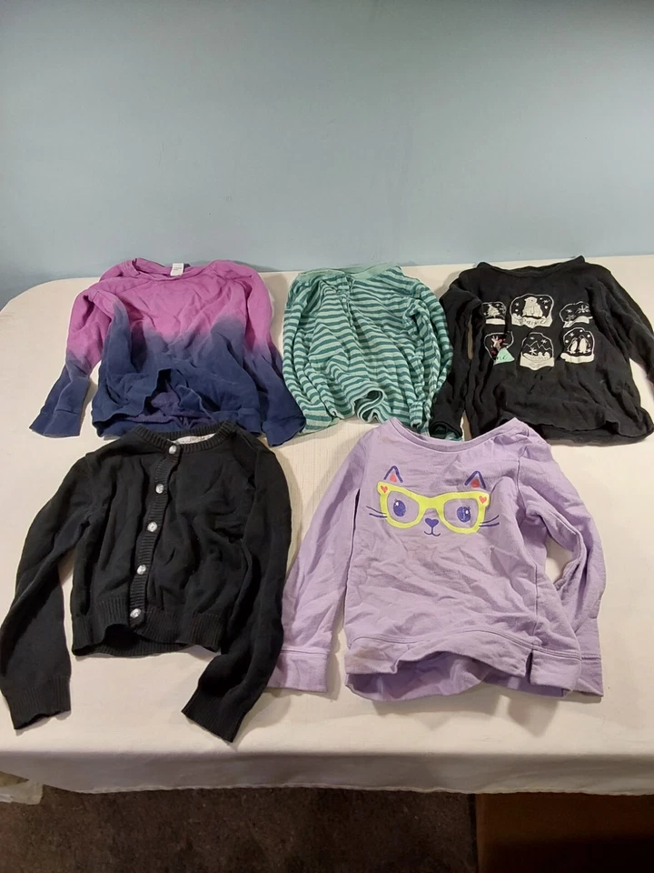 Lote de 5 suéteres de punto de cuello redondo de manga larga Carter's talla 5 niño pequeño Foto 1 de 4