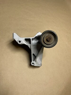 Polea soporte compresor alternador superior Jeep Wrangler TJ 1997-2002 2,5 L Foto 1 de 4