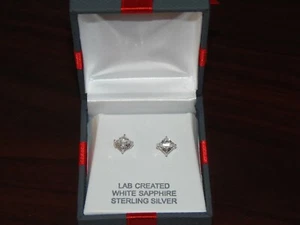 Pendientes de tachuelas de plata esterlina de zafiro blanco creados en laboratorio - Ret @ 49.98 (MK-EAR-2) - Imagen 1 de 4
