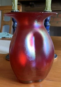 Handgefertigte irisierende rote Kunstglasvase - Bild 1 von 9