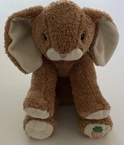 Brauner Hase Kaninchen Plüschtier Stofftier hellbraun Gingham Karotte zu Fuß sitzend - Bild 1 von 6
