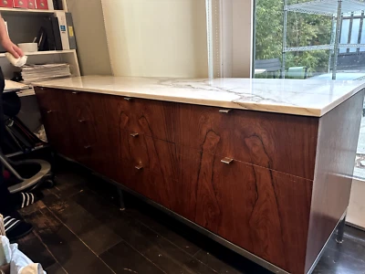 Knoll credenza de madera de rosa con tapa de mármol Foto 1 de 4