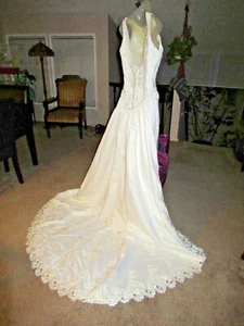 Pallas Athena Couture weiß Perlen Spitzendetail Satin Brautkleid 5 Fuß Schleppe  - Bild 1 von 11