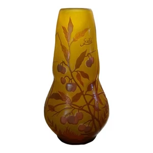 Jarrón de vidrio Galle en relieve ámbar rojo cerezas reproducción 9-1/4 - Imagen 1 de 8