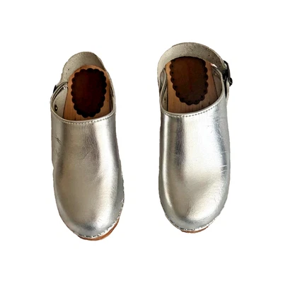 Base de zueco de madera superior de cuero plateado Hanna Andersson niñas talla 1,5 - 2 EE. UU. Foto 1 de 4