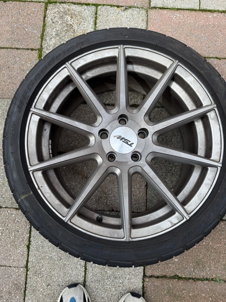 AROS TSW E PNEUS BFGOODRICH - Imagem 1 de 4