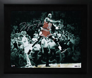 Bulls Michael Jordan Authentic Signed 16x20 Framed Photo BAS #AC33480