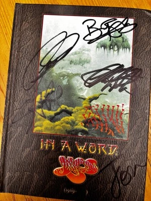 Prog Rock YES In A Word Box Set Signiert von der gesamten Band Sensationell!! - Bild 1 von 4