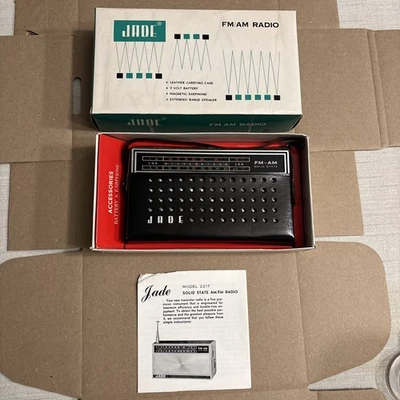 Vintage AM/FM Jade Transistor Radio model 2217  Solid State 1970's green case - Image 1 of 4