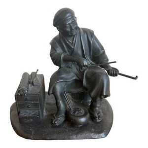 VINTAGE JAPANESE BRONZE STATUE OLD MAN REPAIRING PIPES SIGNED ON VERSO HŌJYU - Picture 1 of 14