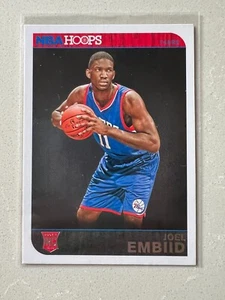 Tarjeta de novato Joel Embiid 2014-15 NBA Hoops (RC) #263 Philadelphia 76ers - Imagen 1 de 2