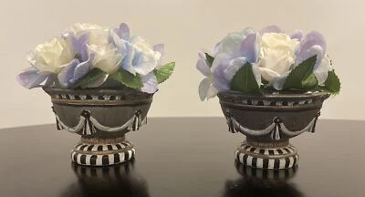 Juego de (2) urnas a cuadros MacKenzie-Childs Courtney con flores de rosa blanca Foto 1 de 4