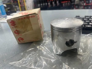 NOS NEW ORIGINAL OEM SUZUKI 1976 RM250 PISTON .25 12110-41702 - Imagen 1 de 1