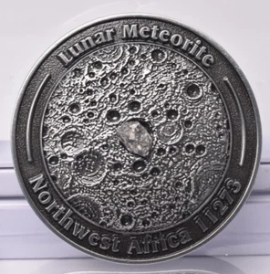 LUNAR METEORITE NWA in COLLECTORS COIN 11273 Found 2017 Algeria MT114 - Foto 1 di 7
