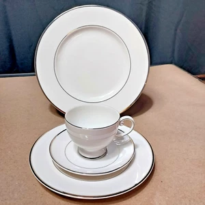 Mikasa Cameo Platinum Fine China vier Stück Indonesien Abendessen, Salat, Tasse Sau - Bild 1 von 2