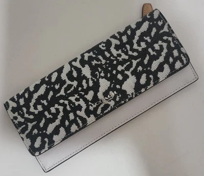 Cartera sobre Coach de cuero exótico con estampado de animales en blanco y negro Foto 1 de 4