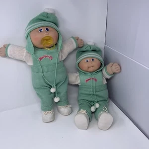 Cabbage Patch Kinder Zwillinge Set Strick blau Outfits Paci Gesicht Puppe Set mit Schnuller Vintage - Bild 1 von 23