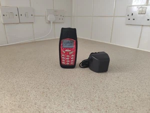Nokia 3310 Custom Colored Red Mobile Phone with charger + Case - Zdjęcie 1 z 17