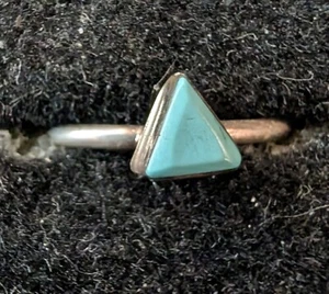 Vintage Navajo Tiny Triangle Turquoise Sterling Silver Ladies Ring Sz 4. 4.5,5 - Picture 1 of 7