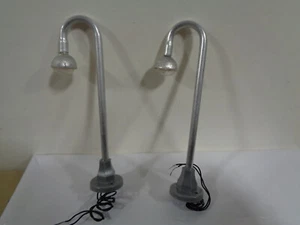 VINTAGE SET OF Two HO SCALE GOOSE NECK STYLE STREET LIGHTS 3" TALL TESTED GOOD - Picture 1 of 1