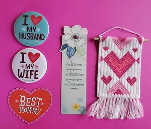 Regali per la festa della mamma - moglie - include magnete, spille, segnalibro e appendiabiti da parete - Foto 1 di 2