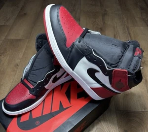 Größe 10,5 Herren -2018 Brandneu Air Jordan 1 Retro High OG Bred Toe Beschädigter Deckel - Bild 1 von 6