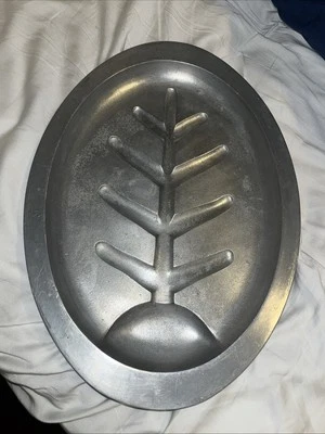 Plato de chisporroteo de aluminio fundido de 14,5” ovalado para hornear pescado con pies de colección.  d1 Foto 1 de 4