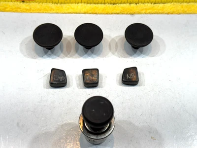 Parafuso/clipe de plástico preto painel frontal Volvo 122 fabricante de equipamento original 7 botões e 1 isqueiro - Imagem 1 de 4