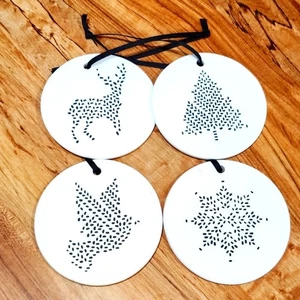 Juego de adornos de iconos navideños de 4 quilates blanco - hogar y mano con magnolia - Imagen 1 de 6