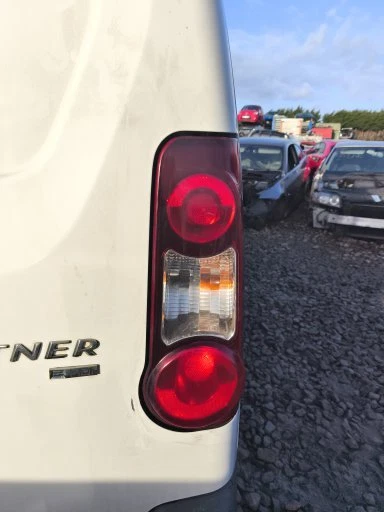 PEUGEOT PARTNER  2011-2016 REAR/TAIL LIGHT (DRIVER SIDE) WITH LAMP — 第 1/4 张图片
