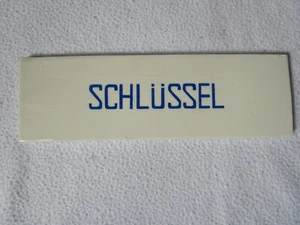 altes Keramikschild für ein Schlüsselbrett 21x6,2cm blaue Schrift Schlüssel Rar - Picture 1 of 5