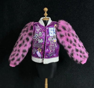 *Barbie* Extra #8 ~ Chaqueta Letterman Metálica Estampado Animal Rosa Foto 1 de 4