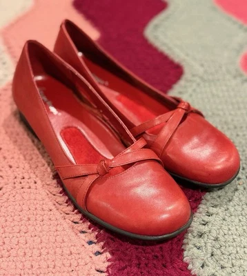 Zapatos sin cordones planos inquietos de cuero rojo Bare Traps para mujer talla 8” Foto 1 de 4