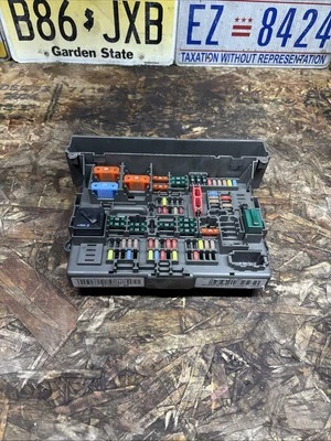 Коробка предохранителей распределения переднего питания BCM OEM BMW E82 E88 E90 E92 M3 135i 335i X1 - Изображение 1 из 4