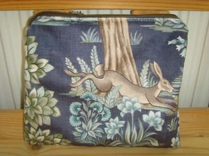 GELDBÖRSE AUS SAMT DENIM WALDHASE ART DECO DESIGN GEFÜTTERT REISSVERSCHLUSS 21cm x 18cm - Bild 1 von 2