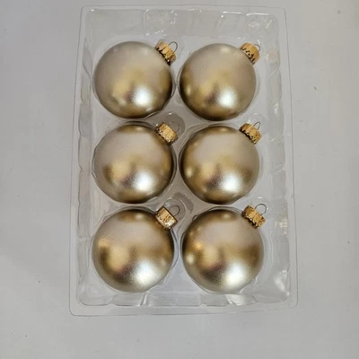Adornos de bola de vidrio Shoppe de Navidad 6 oro satinado mate brillante 2,64" Foto 1 de 3