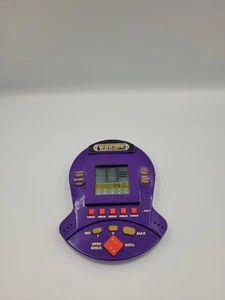 Juego electrónico portátil Yahtzee Jackpot púrpura 1999 probado y funcionando - Imagen 1 de 3