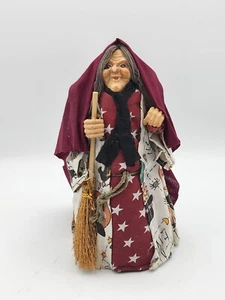 Bruja de Halloween con escoba sosteniendo figura de calabaza - Imagen 1 de 11