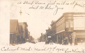 Calumet Michigan Straßenszene nach Schneesturm Echtfoto Postkarte AA103915 - Bild 1 von 2